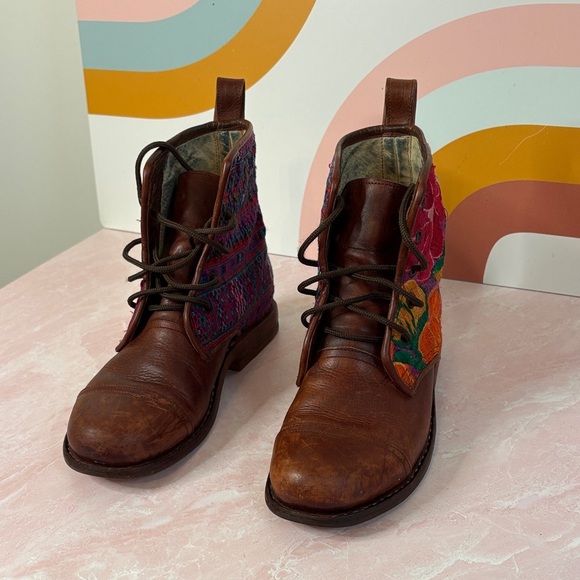 Vintage-Inspired Lace-Up Boots with Embroidered  Flowers. - Picture 5 of 12